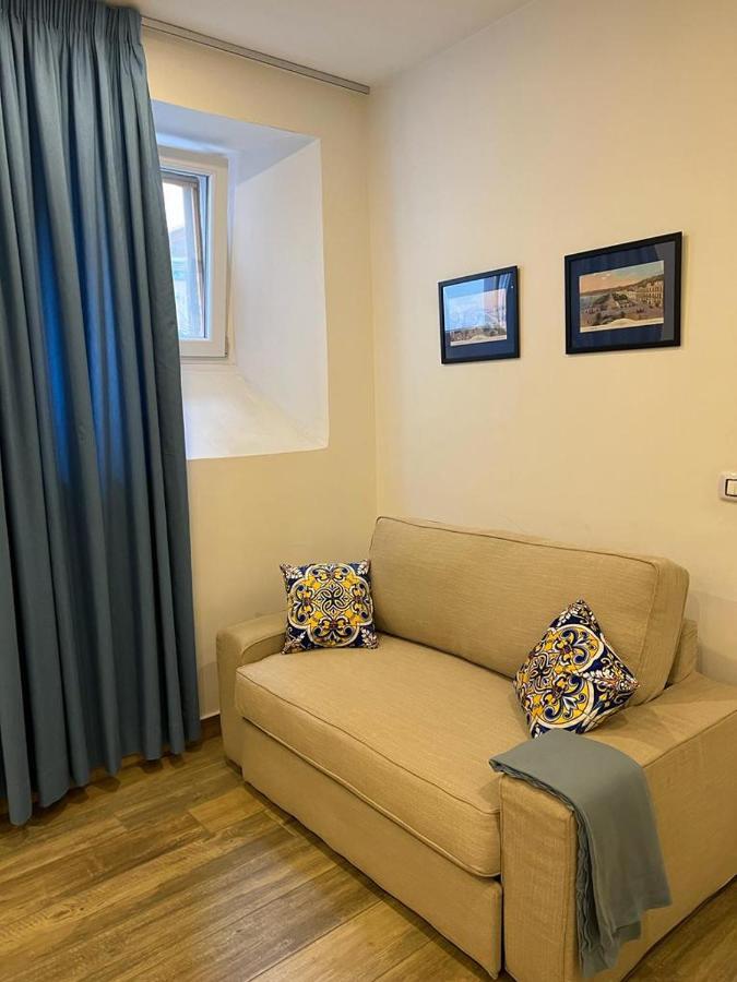 Casa Gaia A Due Passi Dal Duomo * Nápoles